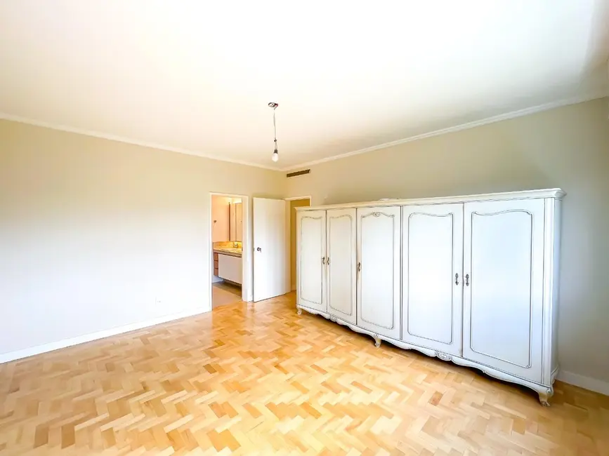 Apartamento com 4 quartos à venda, 226m2 em Moinhos de Vento, Porto Alegre - RS - imagem 9 Foto 9 de Apartamento com 4 quartos à venda, 226m2 em Moinhos de Vento, Porto Alegre - RS