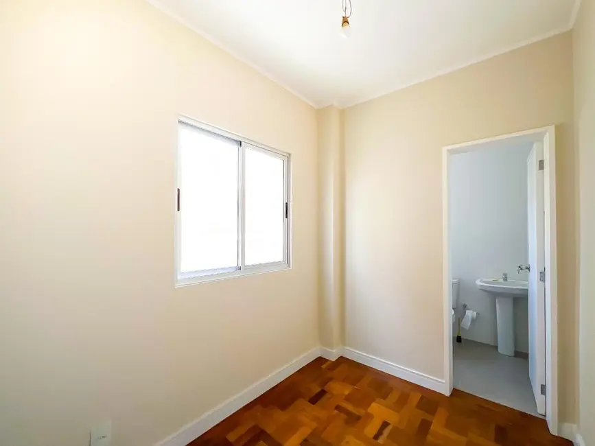 Apartamento com 4 quartos à venda, 226m2 em Moinhos de Vento, Porto Alegre - RS - imagem 5 Foto 5 de Apartamento com 4 quartos à venda, 226m2 em Moinhos de Vento, Porto Alegre - RS