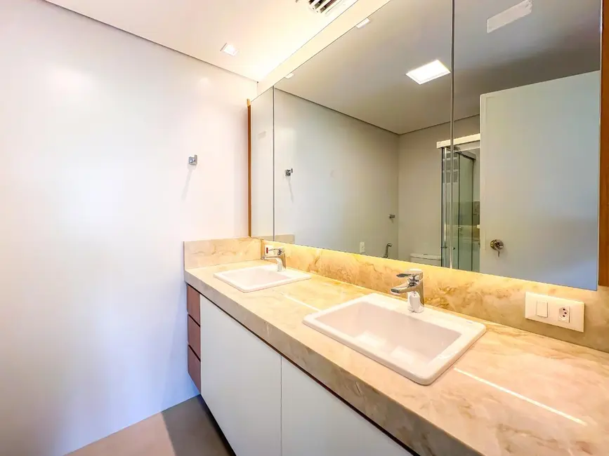 Apartamento com 4 quartos à venda, 226m2 em Moinhos de Vento, Porto Alegre - RS - imagem 2 Foto 2 de Apartamento com 4 quartos à venda, 226m2 em Moinhos de Vento, Porto Alegre - RS