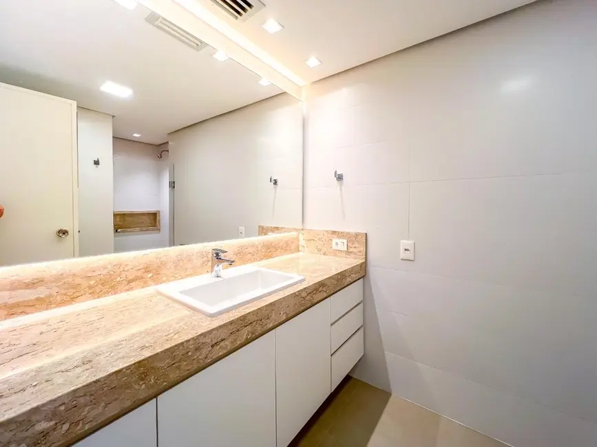 Apartamento com 4 quartos à venda, 226m2 em Moinhos de Vento, Porto Alegre - RS - imagem 7 Foto 7 de Apartamento com 4 quartos à venda, 226m2 em Moinhos de Vento, Porto Alegre - RS