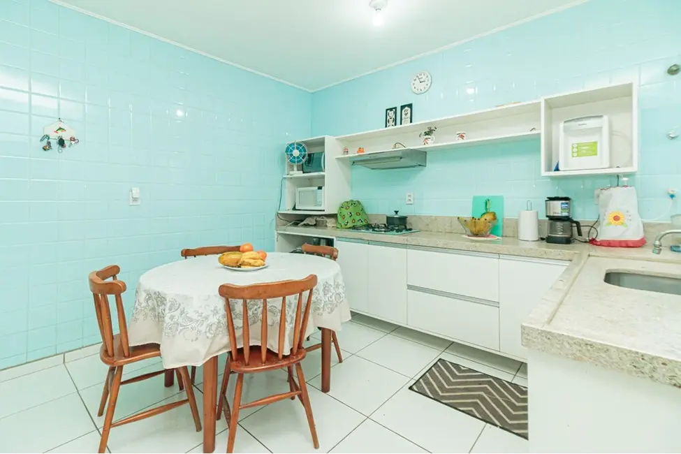 Casa com 3 quartos à venda, 186m2 em Passo da Areia, Porto Alegre - RS - imagem 5 Foto 5 de Casa com 3 quartos à venda, 186m2 em Passo da Areia, Porto Alegre - RS
