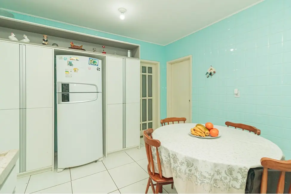 Casa com 3 quartos à venda, 186m2 em Passo da Areia, Porto Alegre - RS - imagem 4 Foto 4 de Casa com 3 quartos à venda, 186m2 em Passo da Areia, Porto Alegre - RS