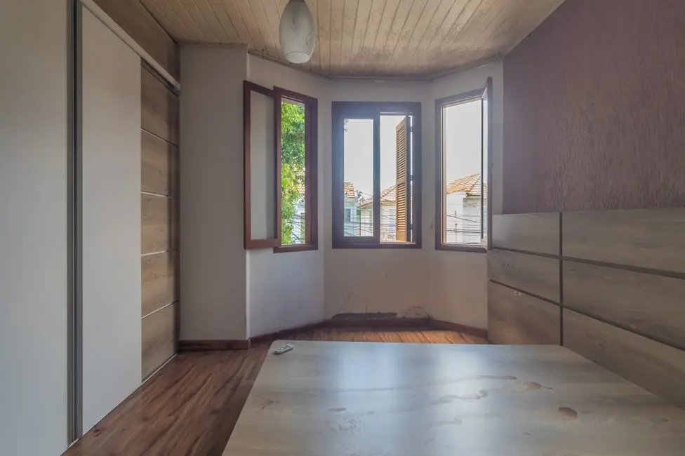 Casa com 3 quartos à venda, 160m2 em Floresta, Porto Alegre - RS - imagem 6 Foto 6 de Casa com 3 quartos à venda, 160m2 em Floresta, Porto Alegre - RS