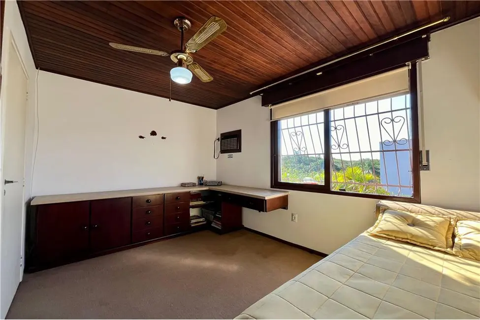 Casa com 3 quartos à venda, 300m2 em Jardim Carvalho, Porto Alegre - RS - imagem 7 Foto 7 de Casa com 3 quartos à venda, 300m2 em Jardim Carvalho, Porto Alegre - RS