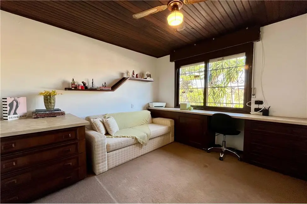 Casa com 3 quartos à venda, 300m2 em Jardim Carvalho, Porto Alegre - RS - imagem 3 Foto 3 de Casa com 3 quartos à venda, 300m2 em Jardim Carvalho, Porto Alegre - RS