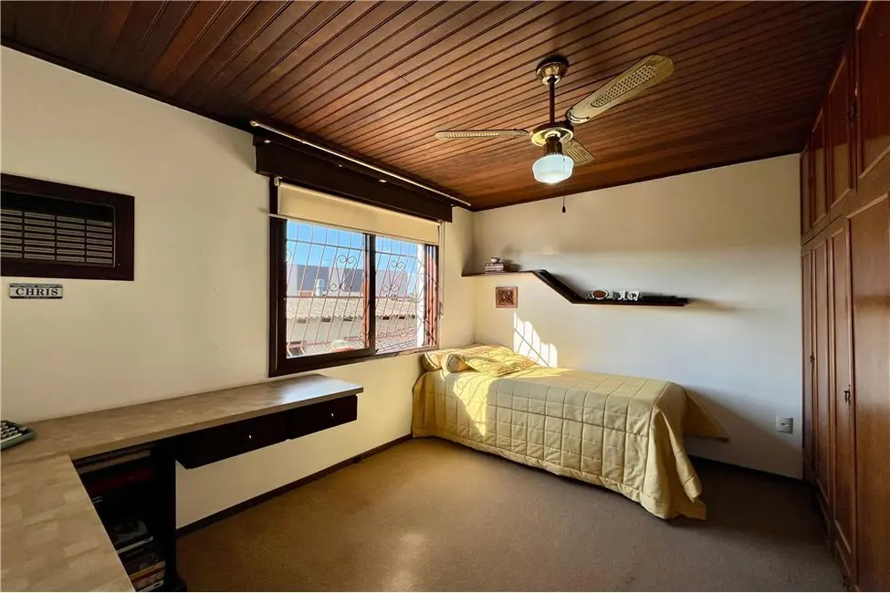 Casa com 3 quartos à venda, 300m2 em Jardim Carvalho, Porto Alegre - RS - imagem 8 Foto 8 de Casa com 3 quartos à venda, 300m2 em Jardim Carvalho, Porto Alegre - RS