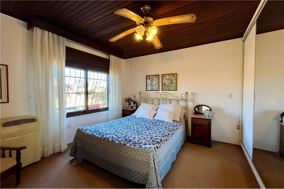 Casa com 3 quartos à venda, 300m2 em Jardim Carvalho, Porto Alegre - RS - imagem 9 Foto 9 de Casa com 3 quartos à venda, 300m2 em Jardim Carvalho, Porto Alegre - RS