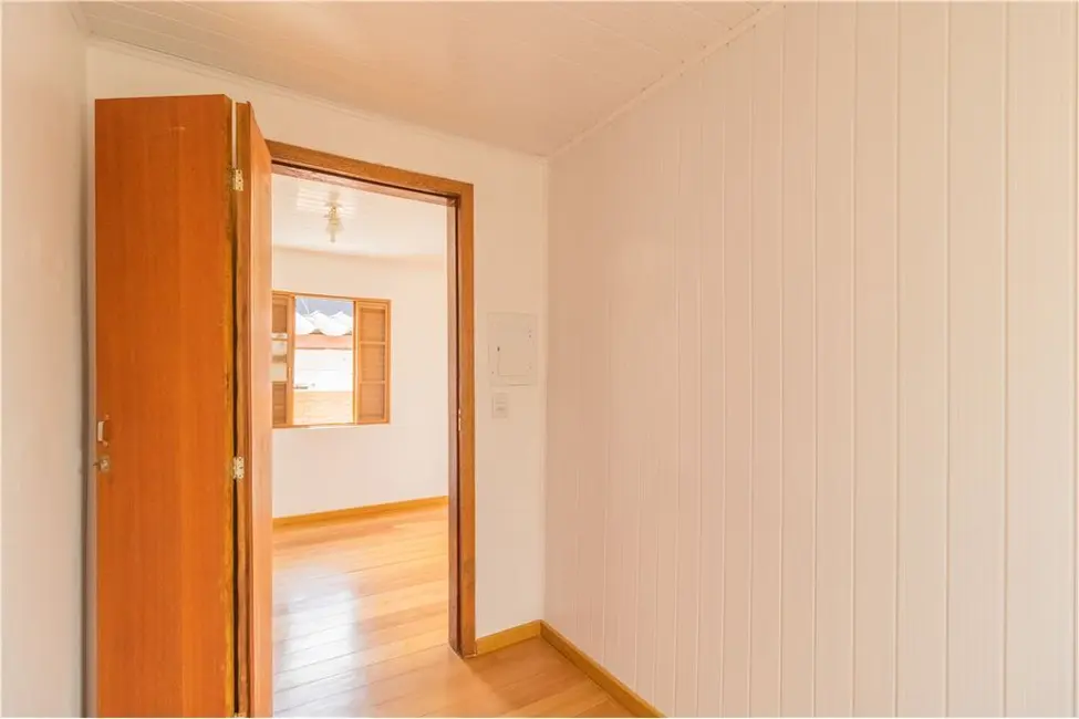 Casa com 5 quartos à venda, 150m2 em Partenon, Porto Alegre - RS - imagem 2 Foto 2 de Casa com 5 quartos à venda, 150m2 em Partenon, Porto Alegre - RS