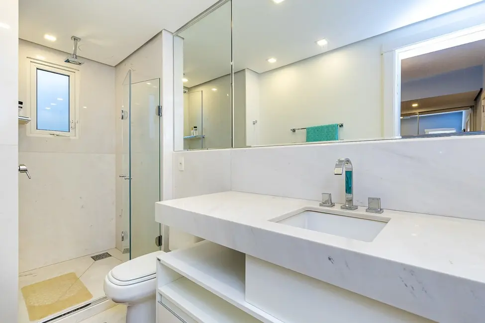 Apartamento com 3 quartos à venda, 223m2 em Bela Vista, Porto Alegre - RS - imagem 8 Foto 8 de Apartamento com 3 quartos à venda, 223m2 em Bela Vista, Porto Alegre - RS
