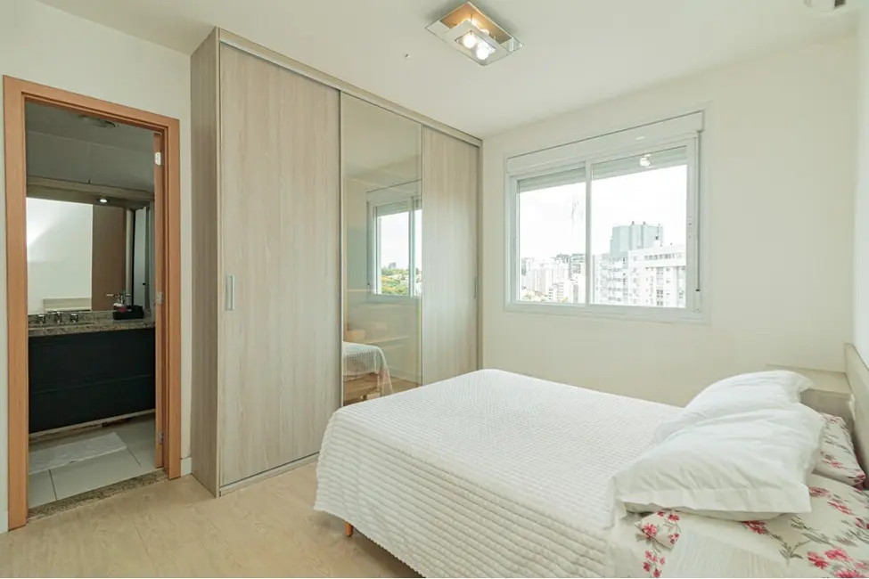 Foto 2 de Apartamento com 2 quartos à venda, 69m2 em Passo da Areia, Porto Alegre - RS
