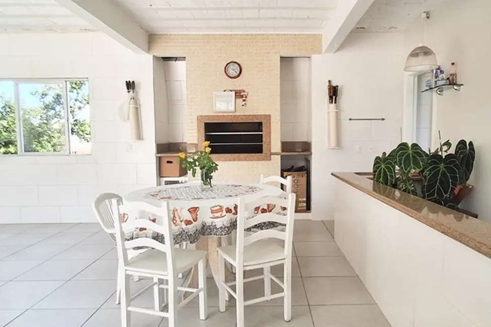 Casa com 4 quartos à venda, 360m2 em Beira Rio, Biguacu - SC - imagem 3 Foto 3 de Casa com 4 quartos à venda, 360m2 em Beira Rio, Biguacu - SC