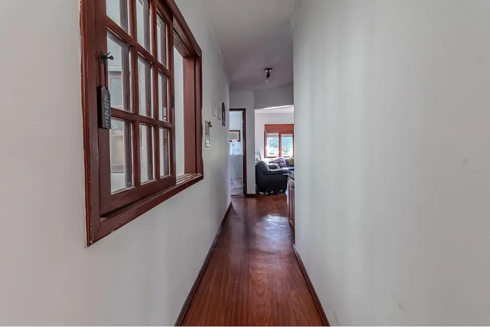 Casa com 6 quartos à venda, 210m2 em Passo da Areia, Porto Alegre - RS - imagem 5 Foto 5 de Casa com 6 quartos à venda, 210m2 em Passo da Areia, Porto Alegre - RS