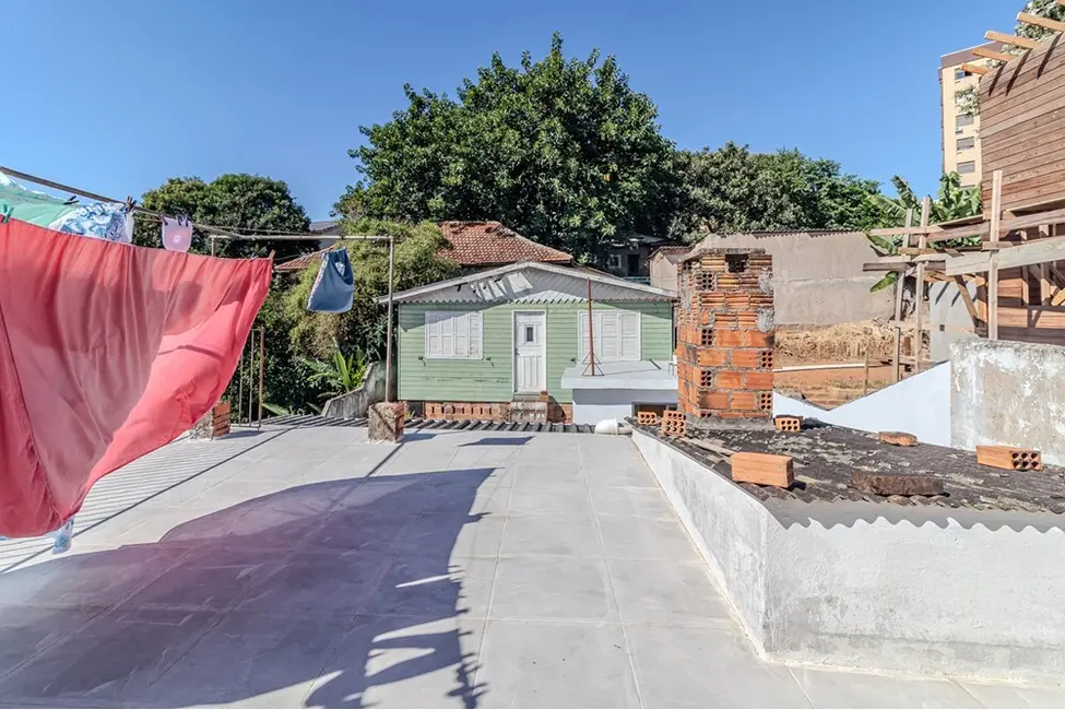 Casa com 6 quartos à venda, 210m2 em Passo da Areia, Porto Alegre - RS - imagem 8 Foto 8 de Casa com 6 quartos à venda, 210m2 em Passo da Areia, Porto Alegre - RS