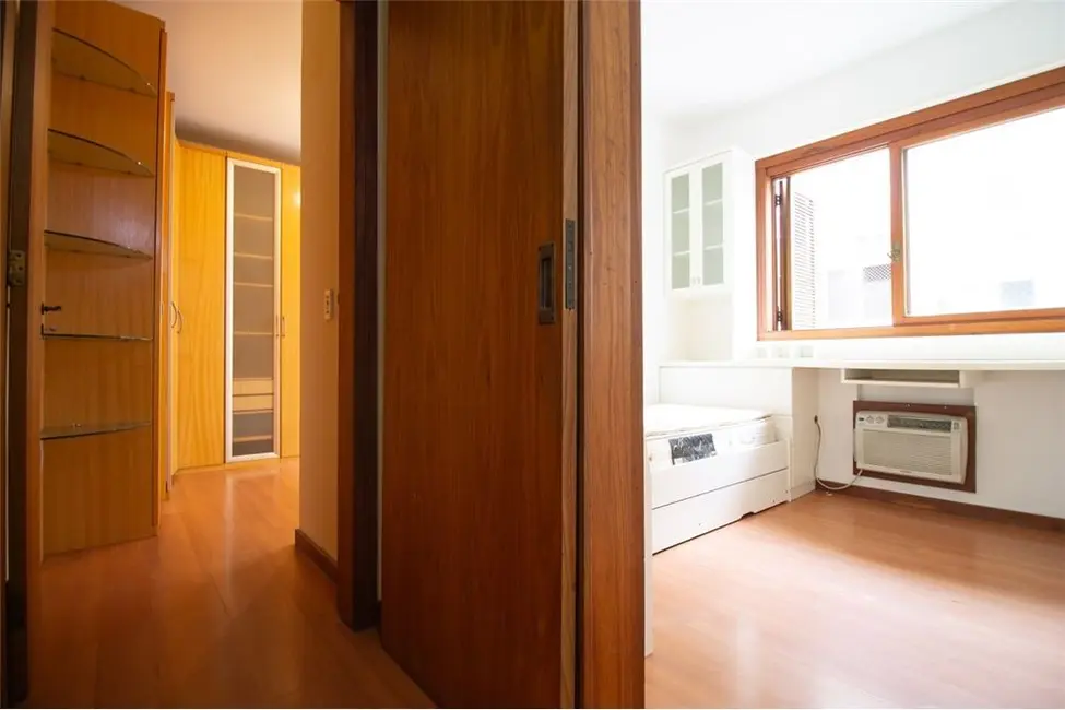 Apartamento com 3 quartos à venda, 157m2 em Menino Deus, Porto Alegre - RS - imagem 9 Foto 9 de Apartamento com 3 quartos à venda, 157m2 em Menino Deus, Porto Alegre - RS