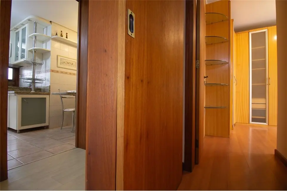 Apartamento com 3 quartos à venda, 157m2 em Menino Deus, Porto Alegre - RS - imagem 8 Foto 8 de Apartamento com 3 quartos à venda, 157m2 em Menino Deus, Porto Alegre - RS
