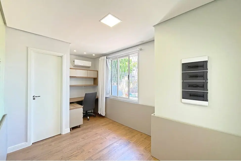 Foto 2 de Casa com 4 quartos à venda, 207m2 em Teresópolis, Porto Alegre - RS