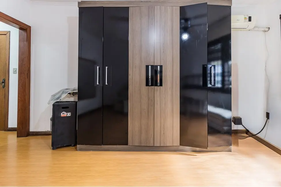 Casa com 3 quartos à venda, 190m2 em São Sebastião, Porto Alegre - RS - imagem 6 Foto 6 de Casa com 3 quartos à venda, 190m2 em São Sebastião, Porto Alegre - RS