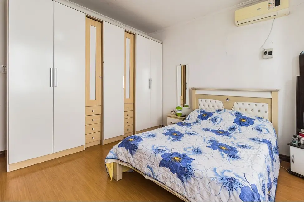 Casa com 3 quartos à venda, 190m2 em São Sebastião, Porto Alegre - RS - imagem 9 Foto 9 de Casa com 3 quartos à venda, 190m2 em São Sebastião, Porto Alegre - RS