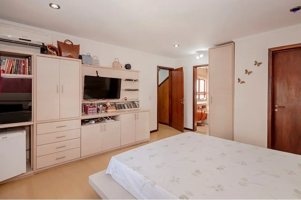 Casa com 8 quartos à venda, 430m2 em Partenon, Porto Alegre - RS - imagem 8 Foto 8 de Casa com 8 quartos à venda, 430m2 em Partenon, Porto Alegre - RS