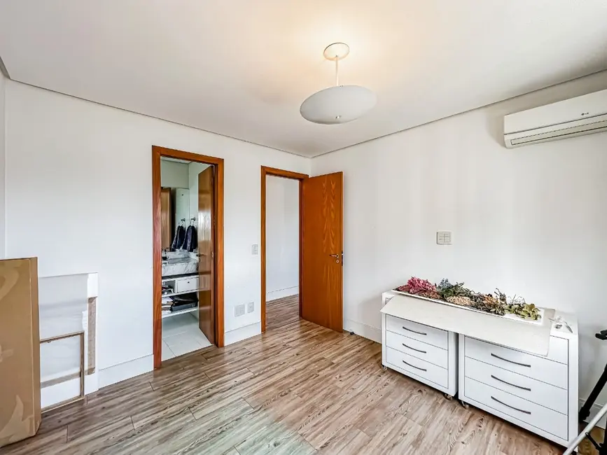 Apartamento com 3 quartos à venda, 168m2 em Rio Branco, Porto Alegre - RS - imagem 9 Foto 9 de Apartamento com 3 quartos à venda, 168m2 em Rio Branco, Porto Alegre - RS