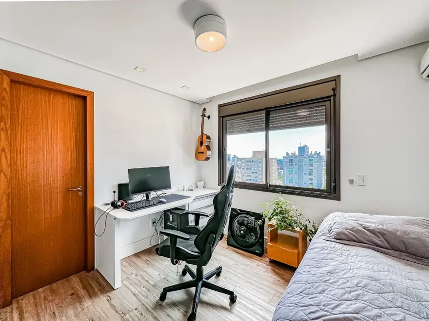 Apartamento com 3 quartos à venda, 168m2 em Rio Branco, Porto Alegre - RS - imagem 8 Foto 8 de Apartamento com 3 quartos à venda, 168m2 em Rio Branco, Porto Alegre - RS