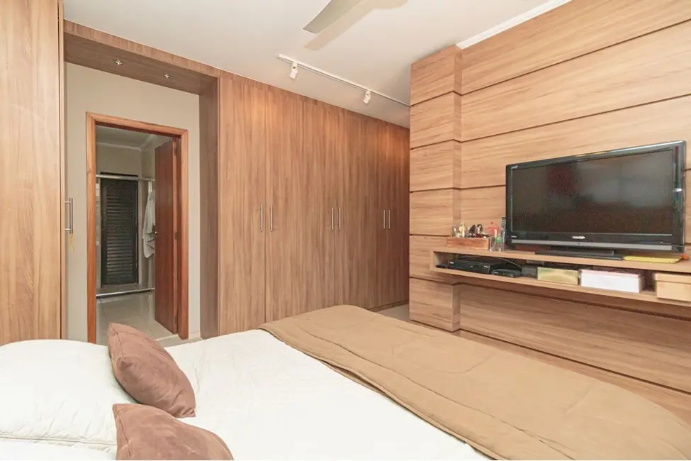 Casa com 4 quartos à venda, 314m2 em Chácara das Pedras, Porto Alegre - RS - imagem 6 Foto 6 de Casa com 4 quartos à venda, 314m2 em Chácara das Pedras, Porto Alegre - RS