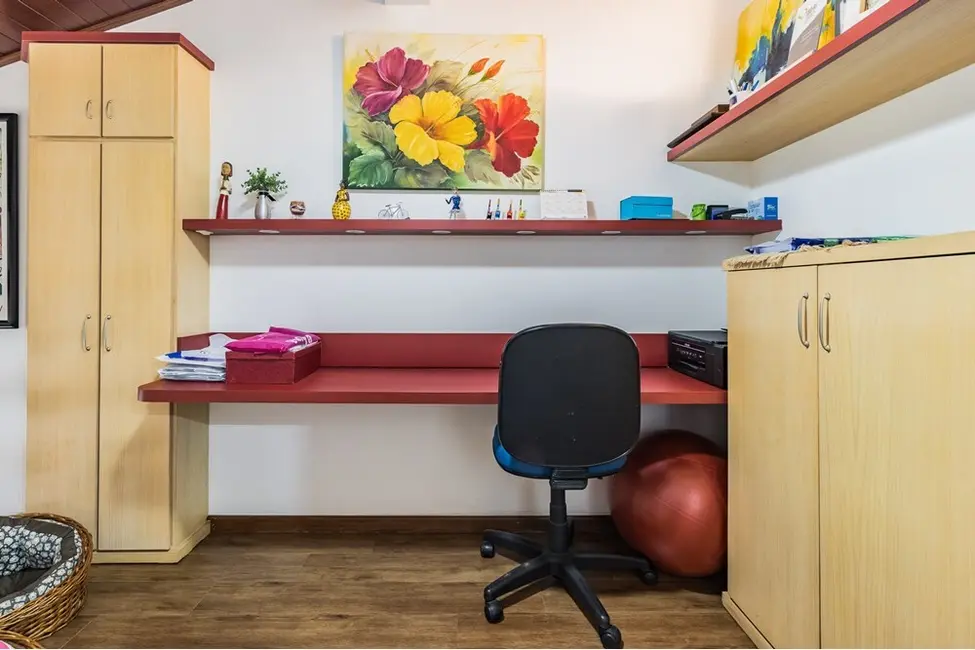 Casa com 3 quartos à venda, 212m2 em Jardim Sabará, Porto Alegre - RS - imagem 4 Foto 4 de Casa com 3 quartos à venda, 212m2 em Jardim Sabará, Porto Alegre - RS