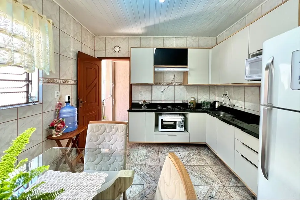 Casa com 2 quartos à venda, 106m2 em São José, Canoas - RS - imagem 2 Foto 2 de Casa com 2 quartos à venda, 106m2 em São José, Canoas - RS