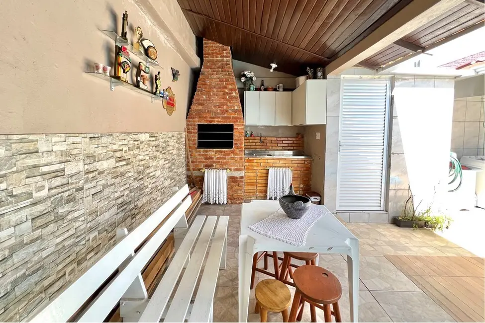 Casa com 2 quartos à venda, 106m2 em São José, Canoas - RS - imagem 4 Foto 4 de Casa com 2 quartos à venda, 106m2 em São José, Canoas - RS