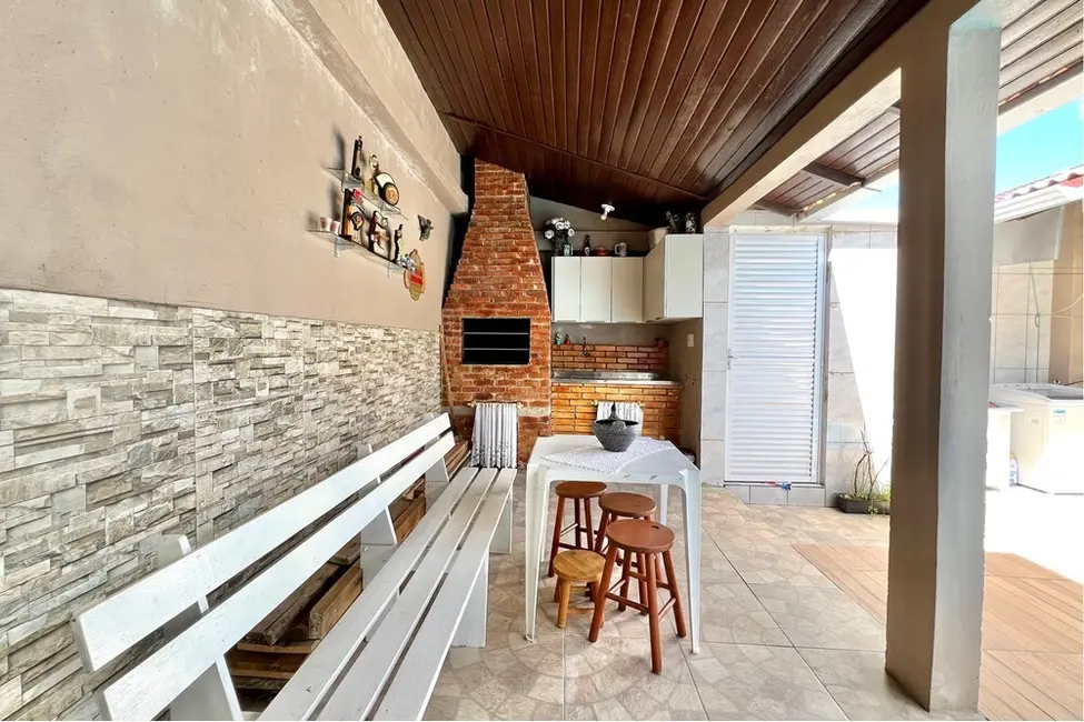 Casa com 2 quartos à venda, 106m2 em São José, Canoas - RS - imagem 3 Foto 3 de Casa com 2 quartos à venda, 106m2 em São José, Canoas - RS