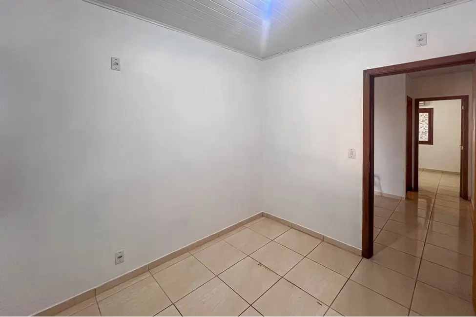 Foto 2 de Casa com 2 quartos à venda, 45m2 em Olaria, Canoas - RS