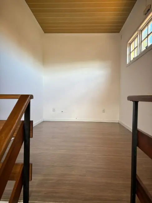 Casa com 3 quartos à venda, 166m2 em Medianeira, Porto Alegre - RS - imagem 3 Foto 3 de Casa com 3 quartos à venda, 166m2 em Medianeira, Porto Alegre - RS