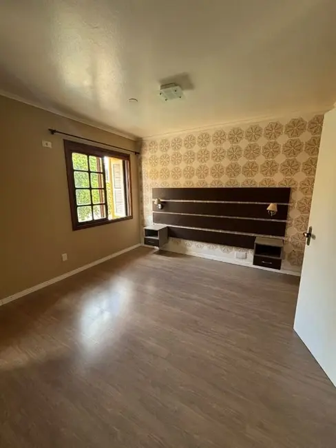 Casa com 3 quartos à venda, 166m2 em Medianeira, Porto Alegre - RS - imagem 2 Foto 2 de Casa com 3 quartos à venda, 166m2 em Medianeira, Porto Alegre - RS