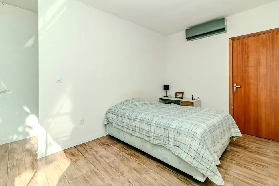 Casa com 4 quartos à venda, 352m2 em Jardim São Pedro, Porto Alegre - RS - imagem 9 Foto 9 de Casa com 4 quartos à venda, 352m2 em Jardim São Pedro, Porto Alegre - RS