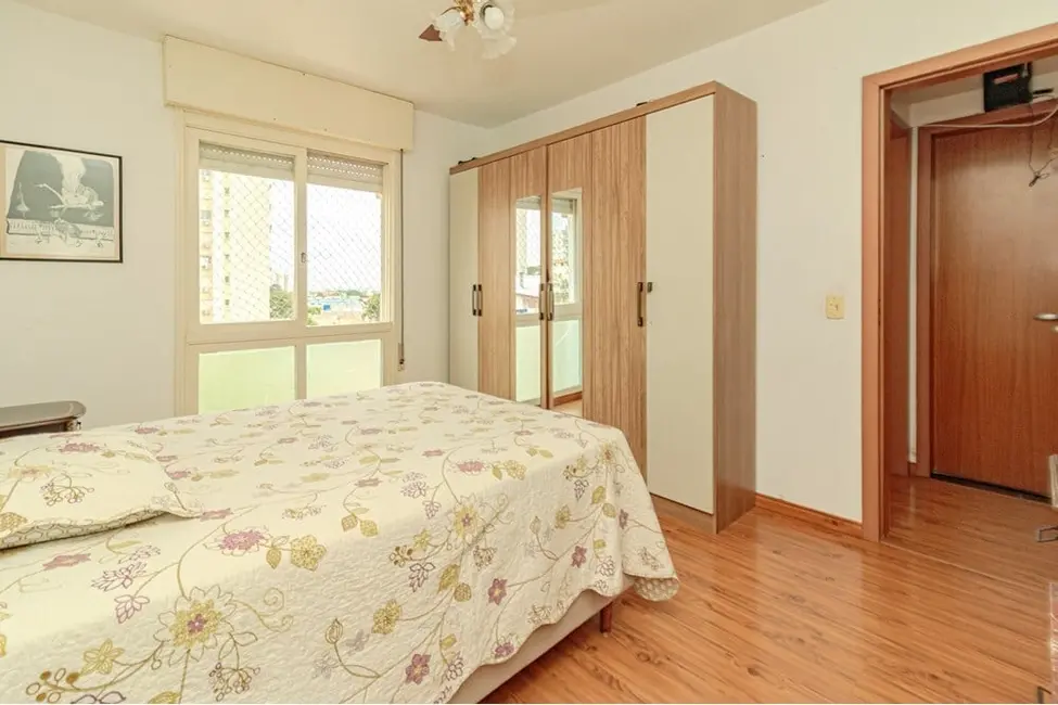 Foto 2 de Apartamento com 2 quartos à venda, 74m2 em Passo da Areia, Porto Alegre - RS