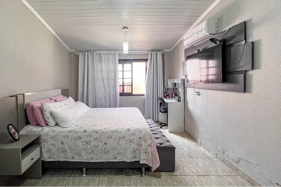 Casa com 2 quartos à venda, 125m2 em Igara, Canoas - RS - imagem 4 Foto 4 de Casa com 2 quartos à venda, 125m2 em Igara, Canoas - RS