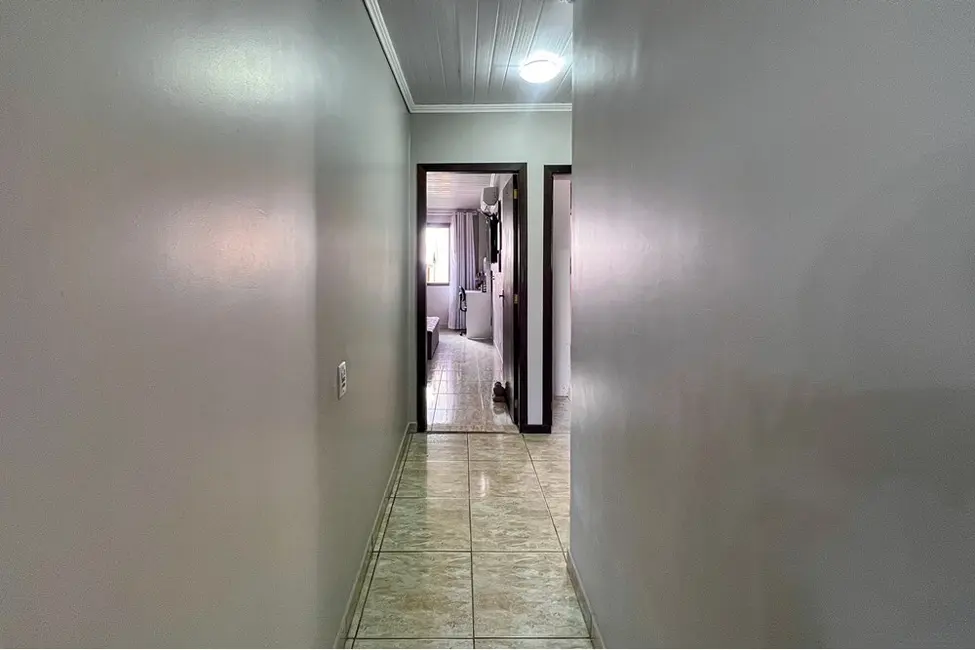 Casa com 2 quartos à venda, 125m2 em Igara, Canoas - RS - imagem 3 Foto 3 de Casa com 2 quartos à venda, 125m2 em Igara, Canoas - RS