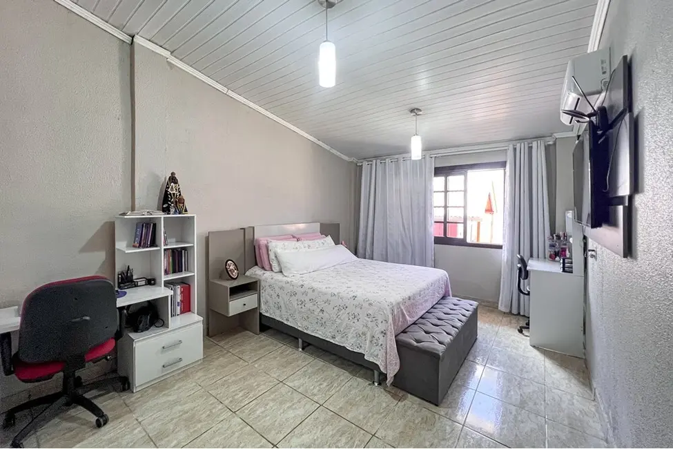 Casa com 2 quartos à venda, 125m2 em Igara, Canoas - RS - imagem 5 Foto 5 de Casa com 2 quartos à venda, 125m2 em Igara, Canoas - RS