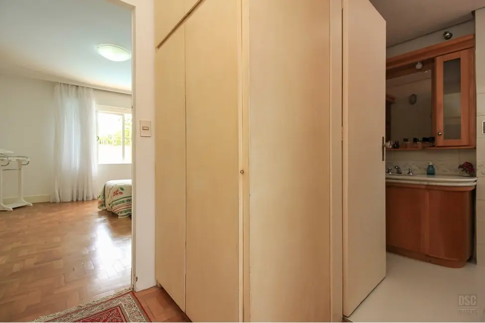 Casa com 3 quartos à venda, 358m2 em Três Figueiras, Porto Alegre - RS - imagem 2 Foto 2 de Casa com 3 quartos à venda, 358m2 em Três Figueiras, Porto Alegre - RS
