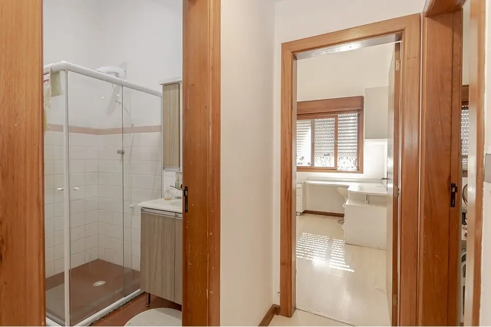 Foto 2 de Apartamento com 2 quartos à venda, 72m2 em Passo da Areia, Porto Alegre - RS