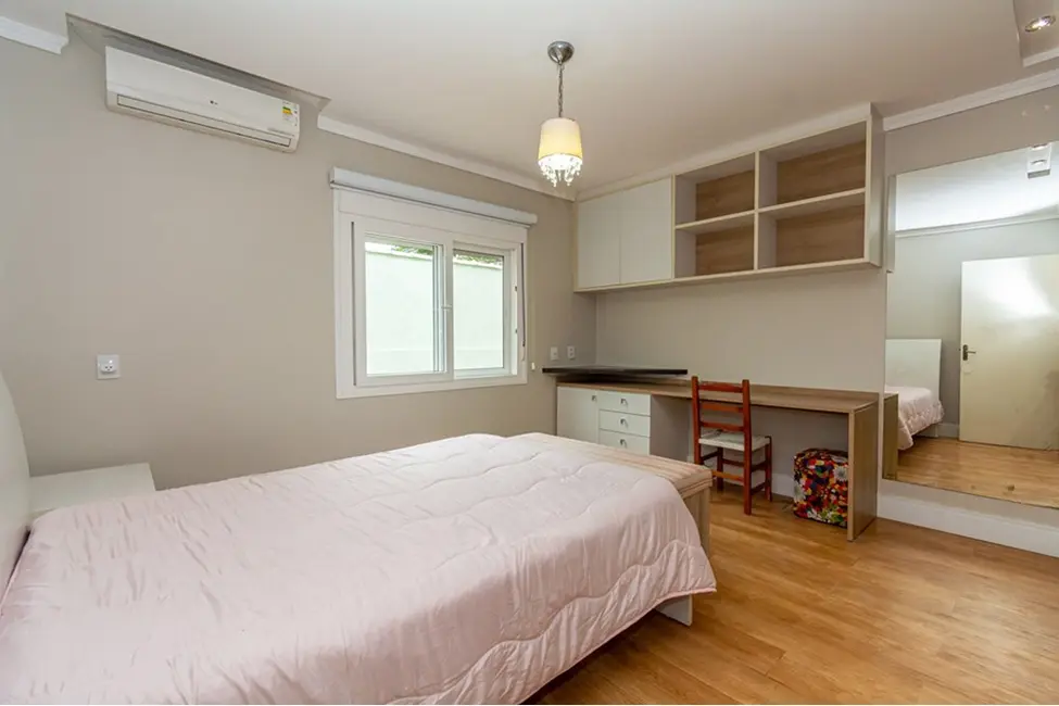 Casa com 3 quartos à venda, 228m2 em Niterói, Canoas - RS - imagem 6 Foto 6 de Casa com 3 quartos à venda, 228m2 em Niterói, Canoas - RS