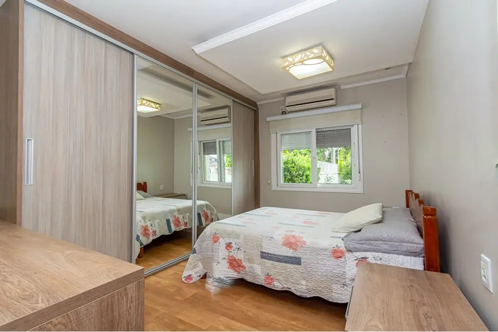 Casa com 3 quartos à venda, 228m2 em Niterói, Canoas - RS - imagem 8 Foto 8 de Casa com 3 quartos à venda, 228m2 em Niterói, Canoas - RS