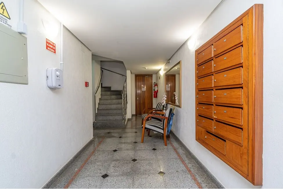 Apartamento com 3 quartos à venda, 97m2 em Menino Deus, Porto Alegre - RS - imagem 7 Foto 7 de Apartamento com 3 quartos à venda, 97m2 em Menino Deus, Porto Alegre - RS