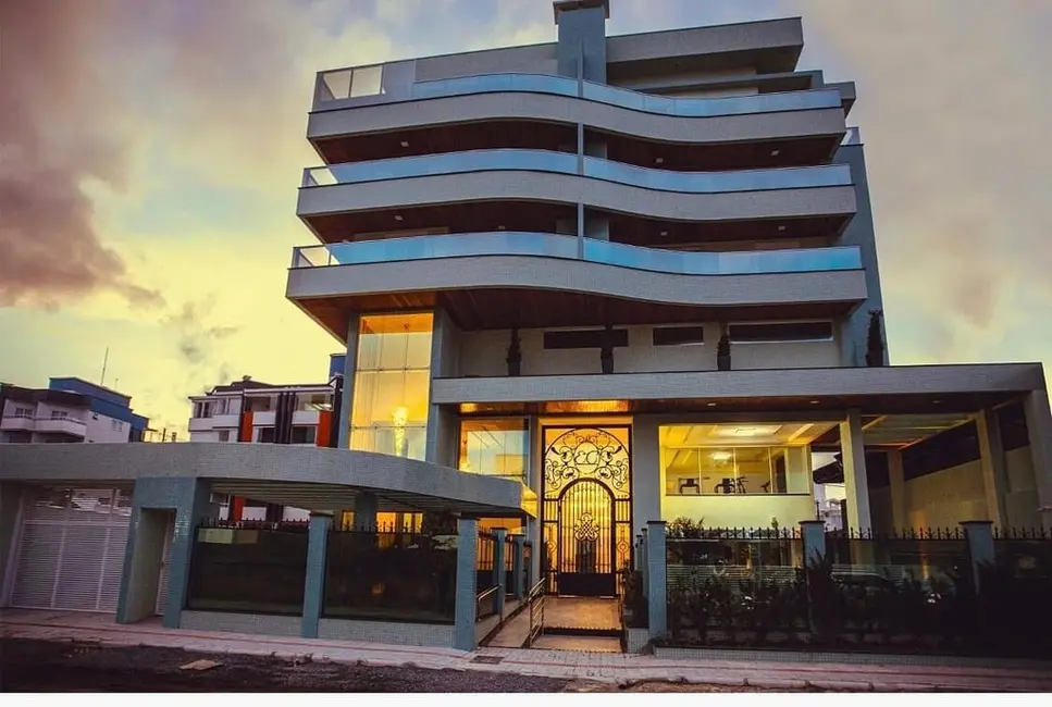 Foto 1 de Cobertura com 3 quartos à venda, 142m2 em Bombinhas - SC