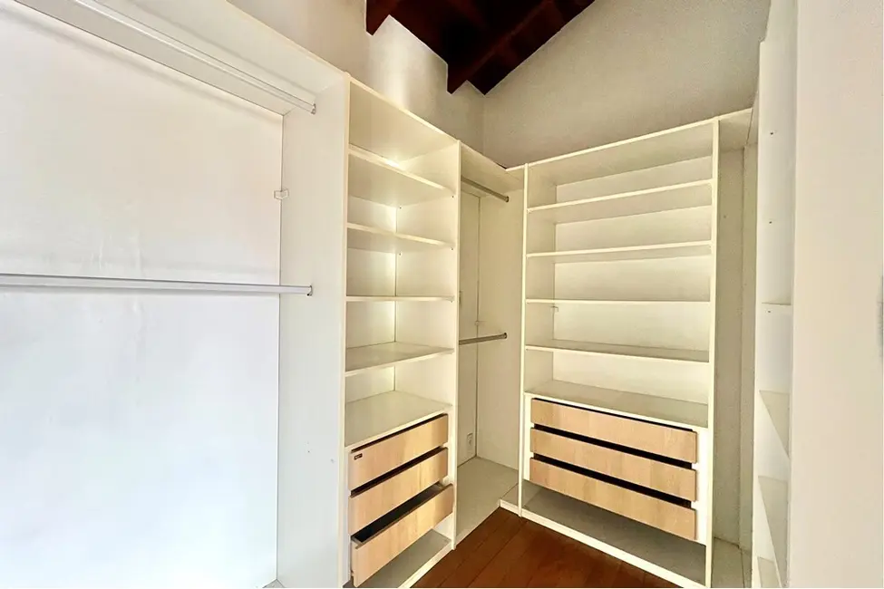Casa com 2 quartos à venda, 200m2 em Nossa Senhora das Graças, Canoas - RS - imagem 7 Foto 7 de Casa com 2 quartos à venda, 200m2 em Nossa Senhora das Graças, Canoas - RS