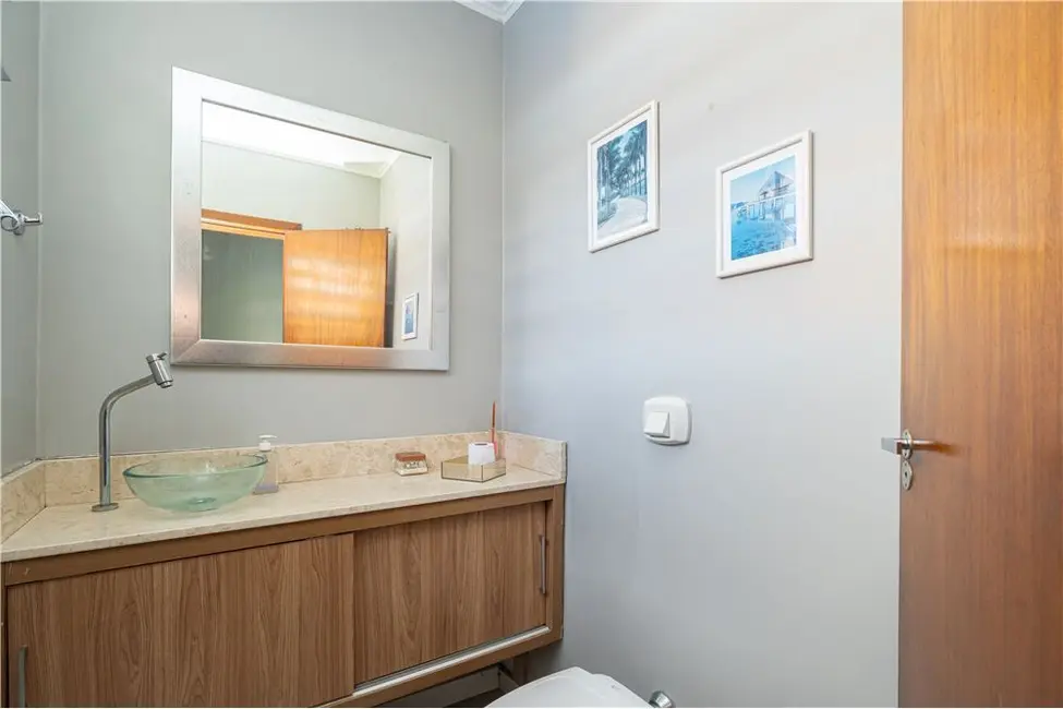 Casa com 4 quartos à venda, 300m2 em Jardim Lindóia, Porto Alegre - RS - imagem 4 Foto 4 de Casa com 4 quartos à venda, 300m2 em Jardim Lindóia, Porto Alegre - RS