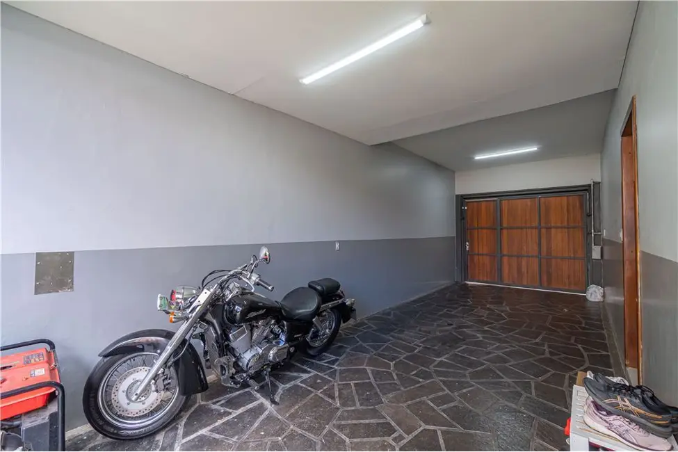 Casa com 4 quartos à venda, 300m2 em Jardim Lindóia, Porto Alegre - RS - imagem 8 Foto 8 de Casa com 4 quartos à venda, 300m2 em Jardim Lindóia, Porto Alegre - RS