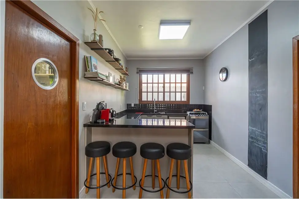 Casa com 4 quartos à venda, 300m2 em Jardim Lindóia, Porto Alegre - RS - imagem 5 Foto 5 de Casa com 4 quartos à venda, 300m2 em Jardim Lindóia, Porto Alegre - RS