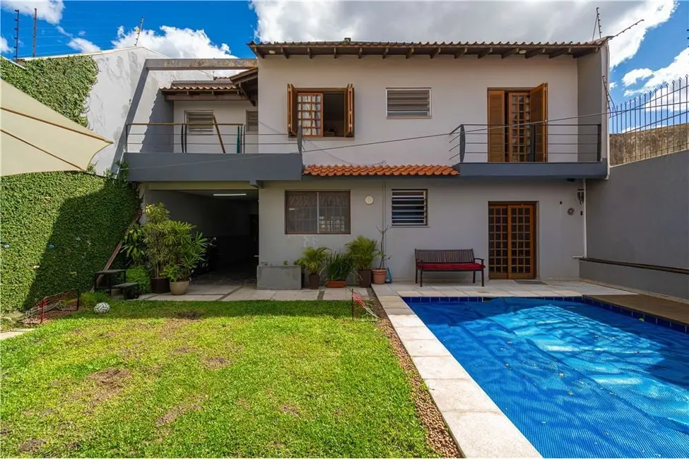 Casa com 4 quartos à venda, 300m2 em Jardim Lindóia, Porto Alegre - RS - imagem 2 Foto 2 de Casa com 4 quartos à venda, 300m2 em Jardim Lindóia, Porto Alegre - RS