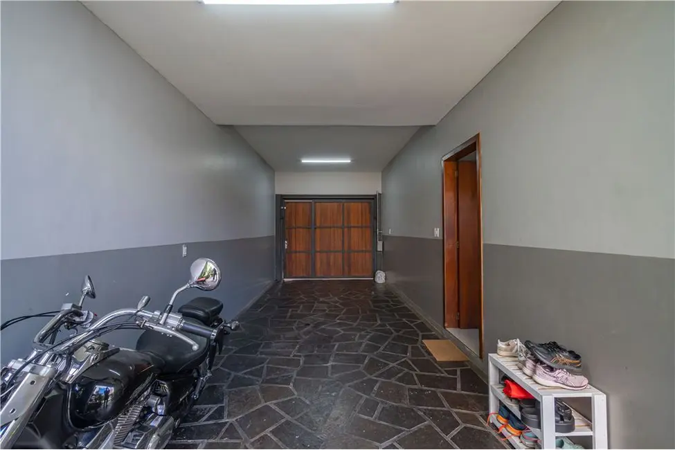 Casa com 4 quartos à venda, 300m2 em Jardim Lindóia, Porto Alegre - RS - imagem 7 Foto 7 de Casa com 4 quartos à venda, 300m2 em Jardim Lindóia, Porto Alegre - RS
